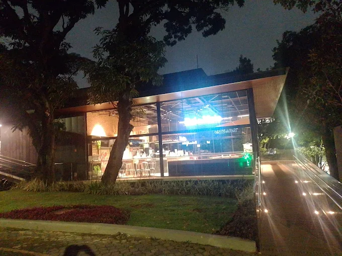 Fachada da loja à noite
