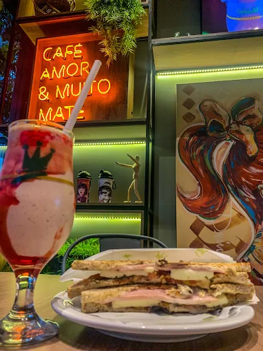 Bebida e sanduíche na loja